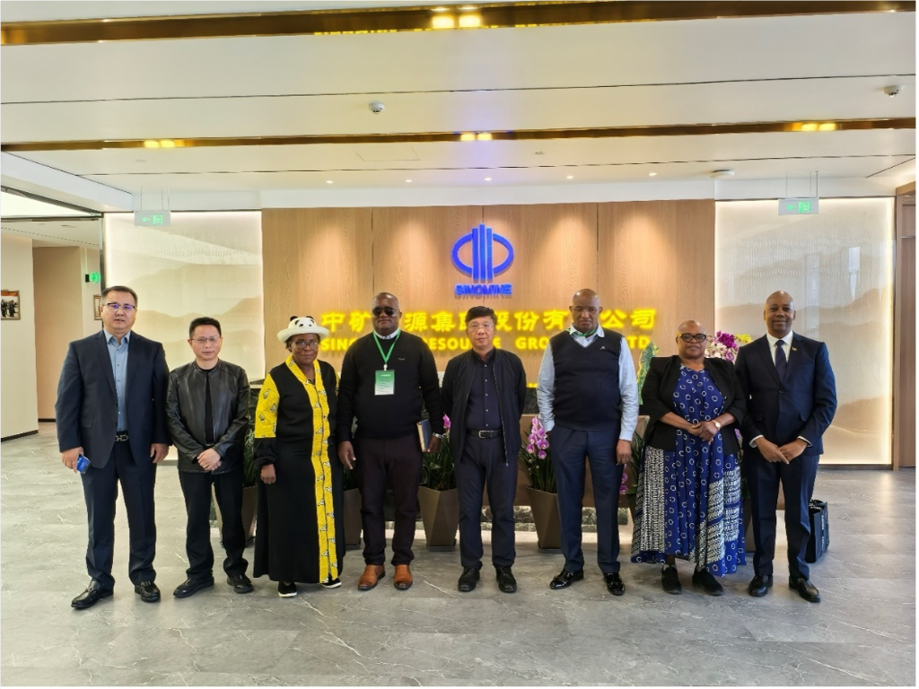 津巴布韦马斯温戈省省长一行到访九洲酷游资源集团总部
